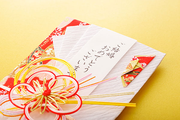結婚祝いに商品券を贈るのはあり？そのマナーやおすすめの商品券を紹介