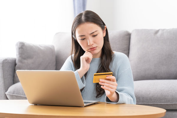 引き落とし日に支払いが遅れたらどうなる？