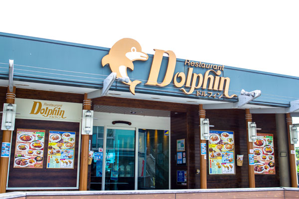 水族館の雰囲気を味わいながら食事ができるレストラン